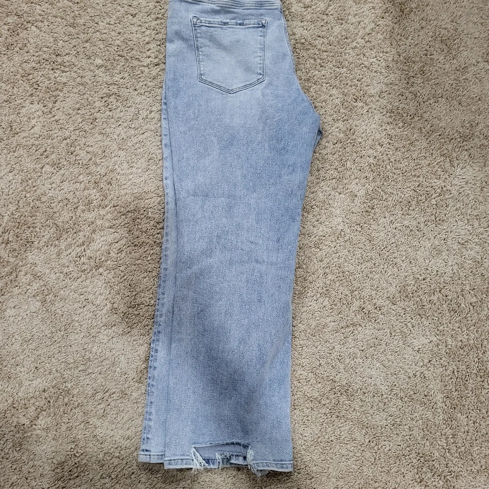 NWOT Vervet Light Wash Distressed Jeans 32 - Picture 2 of 4